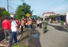 Sinergitas-Polisi-Bersama-TNI-dan-Warga-Bersihkan-Parit-Limbah-Pabrik-di-Ngawi