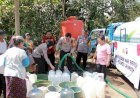 Musim-Kemarau-Polres-Jember-Distribusikan-Bantuan-Air-Bersih-Untuk-Warga-Desa-Plalangan