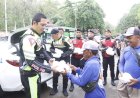 Pantau-Jalur-Pantura,-Kapolres-Situbondo-Patroli-Sambil-Berbagi-Nasi-untuk-Pekerja-di-Wisata-Pasir-Putih