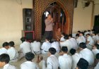 Kanit-Binmas-Polsek-Krian-Jadi-Narasumber-Pondok-Ramadan-di-SMPN-2