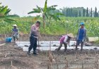 Sinergi-Polisi,-Pemdes,-dan-Warga-Salurkan-Bantuan-Pupuk-untuk-Petani-Desa-Gamping