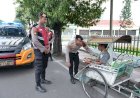 Sambil-Patroli-Polisi-Berbagi-Nasi-Kotak-ke-Pekerja-Jalanan-di-Situbondo