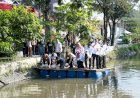 Kolaborasi-Polisi-bersama-PWI-Jaga-Kelestarian-Lingkungan-dan-Ketahanan-Pangan-Tebar-Benih-Ikan-di-Sungai-Jombang