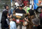 Kasat-PPA-dan-PPO-Polresta-Sidoarjo-Bagikan-Takjil-ke-Pemudik-di-Terminal-Purabaya