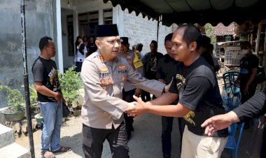 Takziah-ke-Rumah-Duka,-Kapolres-Kediri-Kota-Berkomitmen-Ungkap-Kasus-Pengroyokan