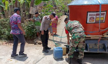 Tangani-Dampak-El-Nino,-Polisi-di-Trenggalek-Sulap-Mobil-Patroli-Jadi-Gentong-Air-Bersih-Untuk-Dibagikan-Warga