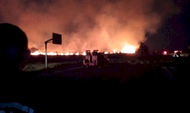 Gercep-Polisi-dan-Petugas-Damkar-Berhasil-Padamkan-Kebakaran-Lahan-Alang-alang-di-Bandara-Banyuwangi