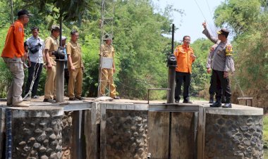 Hadapi-Musim-Penghujan,-Kapolres-Probolinggo-Kota-bersama-BPBD-Cek-Kesiapan-EWS-di-5-Titik-Dam