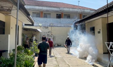 Cegah-DBD,-Siedokkes-Polresta-Malang-Kota-Lakukan-Fogging