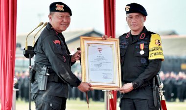 HUT-Brimob-ke-–-78-Wakapolda-Jatim-Dinobatkan-Sebagai-Warga-Kehormatan