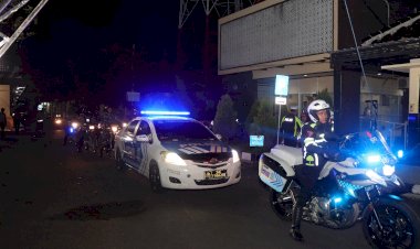 Cipta-Kondisi-Kamtibmas-Menjelang-Pemilu-2024-Polres-Sampang-Gelar-Patroli-Skala-Besar