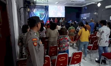 Polisi-Sidoarjo-Berikan-Rasa-Aman-dan-Nyaman-Ibadah-di-Gereja