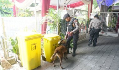 Amankan-Natal,-Polisi-Sterilisasi-Gereja-di-Sidoarjo