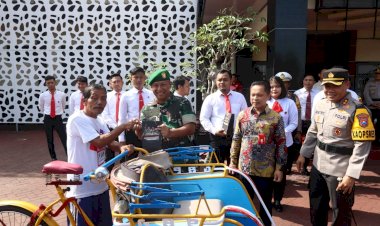 Sinergitas-dan-Soliditas,-Polres-Trenggalek-Bersama-Kodim-0806-Berbagi-Ratusan-Jas-Hujan-Gratis-untuk-Warga