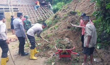 Sinergitas-Tiga-Pilar,-Polisi-Bersihkan-Material-Longsor-di-Trenggalek