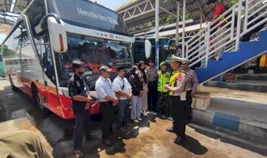 Polisi-Memberikan-Himbauan-Keselamatan-Kepada-Sopir-dan-Penumpang-Bus