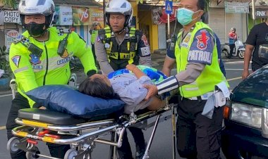 Tim-Reaksi-Cepat-Polres-Malang-Evakuasi-Warga-Sesak-Nafas-Saat-Mudik-Lebaran