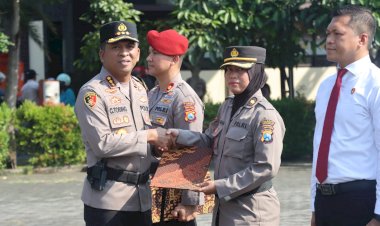 Kapolresta-Sidoarjo-Berikan-Penghargaan-73-Anggota