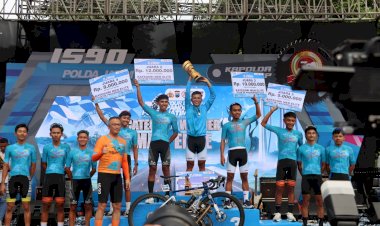 Kapolda-Jatim-Serahkan-Medali-Untuk-Para-Juara-Tour-de-Panderman-di-Kota-Batu