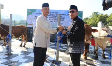 Polda-Jatim-Gelar-Shalat-Ied-dan-Salurkan-Hewan-Kurban-di-Hari-Raya-Idul-Adha-1445-H