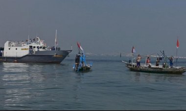 Ditpolairud-Polda-Jatim-Bersama-Nelayan-Kibarkan-Bendera-Merah-Putih-di-Selat-Madura