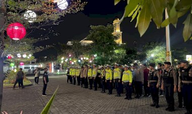 Warna-warni-Lampu-Hias,-Perindah-Suasana-Mako-Polresta-Sidoarjo