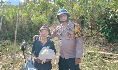 Polisi-Peduli,-Pak-Bhabin-Berbagi-Sembako-untuk-Warga-Kurang-Mampu-di-Bondowoso