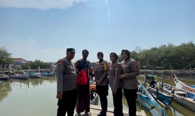 Pelaksanaan-Jumat-Berkah,-Kapolsek-Sedati-Bagikan-Sembako-dan-Berikan-Himbauan-Kamtibmas-Jelang-Pilkada