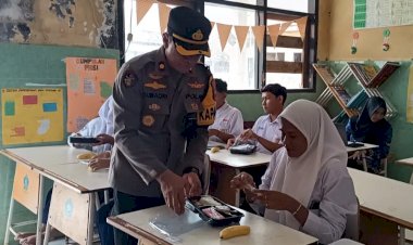 Naik-Perahu,-Kapolsek-Buduran-Bagikan-Makan-Siang-Bergizi-di-Sekolah-Wilayah-Terpencil