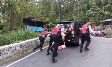 Tim-Drogban-Polres-Magetan-Siaga-Bantu-Kendaraan-Wisatawan-di-Tanjakan-Ekstrem-Wisata-Telaga-Sarangan