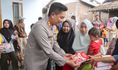 Kapolres-Probolinggo-bersama-Bupati-Terpilih-Beri-Bantuan-Sembako-untuk-Warga-Terdampak-Banjir-Bandang