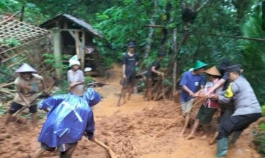 Kompak,-Polisi-bersama-TNI-dan-BPBD-Tangani-Longsor-yang-Menimpa-Rumah-Warga