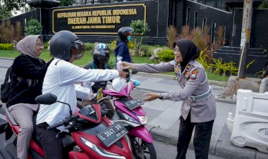 Berbagi-Takjil-Jelang-Buka-Puasa,-Ditlantas-Polda-Jatim-Ajak-Masyarakat-Tertib-Berlalu-Lintas
