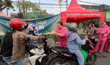 Kompak,-Bhayangkari-dan-Persit-Bagikan-Takjil-kepada-Masyarakat-di-Bojonegoro