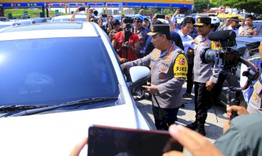 Kapolri-Sapa-dan-Beri-Bingkisan-ke-Pemudik-di-Tol-Kalikangkung