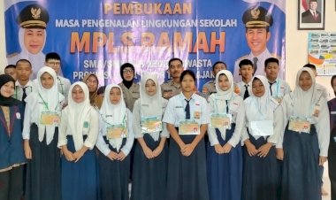 Sat-Binmas-Polresta-Sidoarjo-Ajak-Pelajar-Patuh-Berlalu-Lintas-dan-Cegah-Bahaya-Kenakalan-Remaja