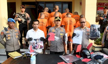 Polisi-Berhasil-Amankan-91-Orang-Diduga-Pelaku-Kerusuhan-dan-Pengrusakan-di-DPRD-Kota-Madiun