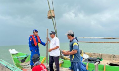 Cegah-Konflik-Antar-Nelayan-Satpolairud-Polres-Gresik-Bongkar-Dua-Rumpon-di-Perairan-Utara