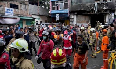 Aksi-Heroik-Kapolsek-Kemayoran,-Hingga-Tangan-Terluka-Saat-Lindungi-Petugas-Evakuasi-Korban-Kebakaran-Terra-Drone
