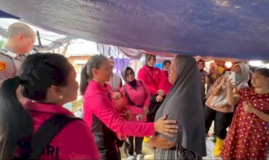 Ketum-Bhayangkari-Beri-Bantuan-di-Pengungsian-Aceh-Tamiang,-Hibur-dan-Kuatkan-Korban