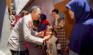 Polrestabes-Surabaya-Salurkan-Paket-Sembako-Lewat-Program-'Luthfie.Daily-Berbagi'