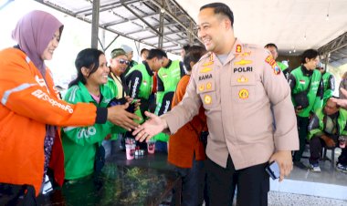 Bangun-Sinergi,-Kapolres-Gresik-Gelar-Dialog-Interaktif-dan-Bagi-Bansos-ke-Driver-Ojol