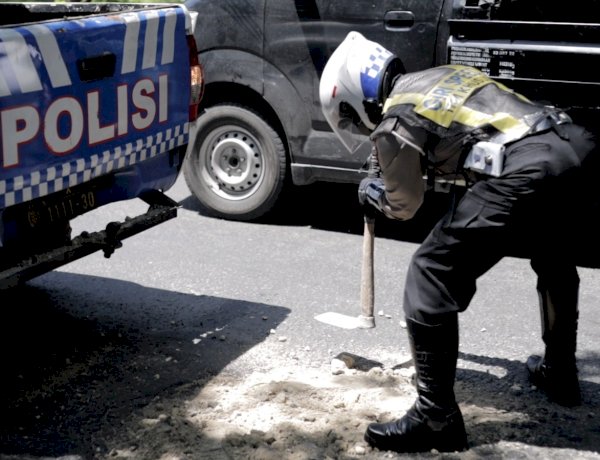 Polantas Polres Gresik Tambal Jalan Berlubang Demi Keselamatan Pengendara