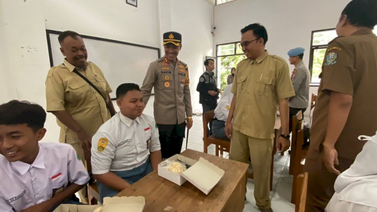 Si Sumeh dan Si Sabar Polres Pasuruan Kota Kembali Berbagi Makanan Sehat Bergizi Gratis bagi Pelajar