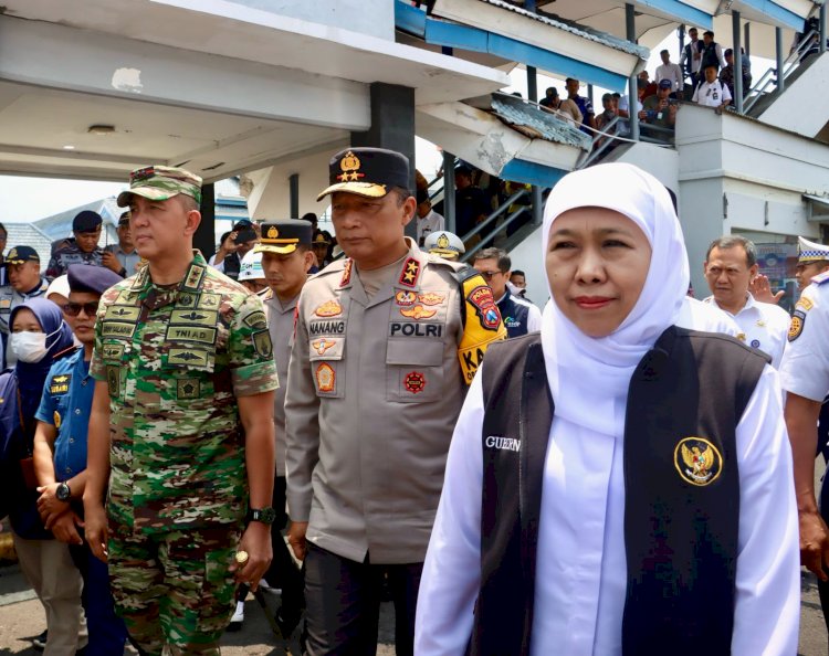 Kapolda Jatim Bersama Pangdam V Brawijaya dan Gubernur Tinjau Arus Mudik di Pelabuhan Ketapang
