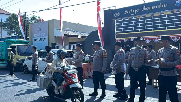 Polsek Waru Bagikan 100 Paket Nasi dan Air Minum kepada Pengguna Jalan