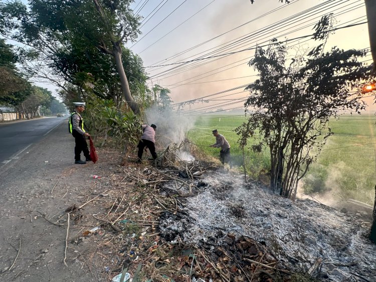 Polsek Buduran Gerak Cepat Tangani Kebakaran Lahan di Prasung