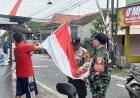 Polisi-di-Sidoarjo-Bagikan-Bendera-Merah-Putih-Secara-Serentak