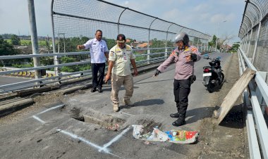 Wakapolsek-Tanggulangin-Bersama-Satpol-PP-Sigap-Tangani-Jalan-Berlubang-di-Fly-Over-Wates