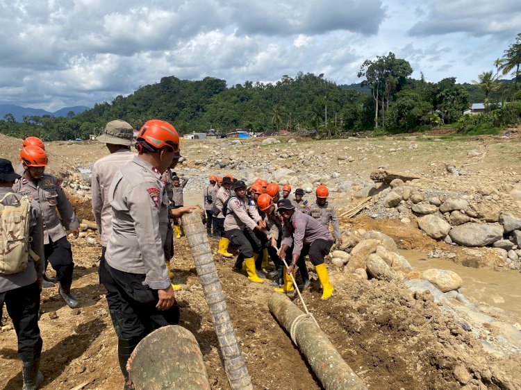 Pemulihan Akses Warga, Brimob Jambi Bangun Jembatan Darurat Antar Desa Kampung Tengah Timur dan Padang Landua